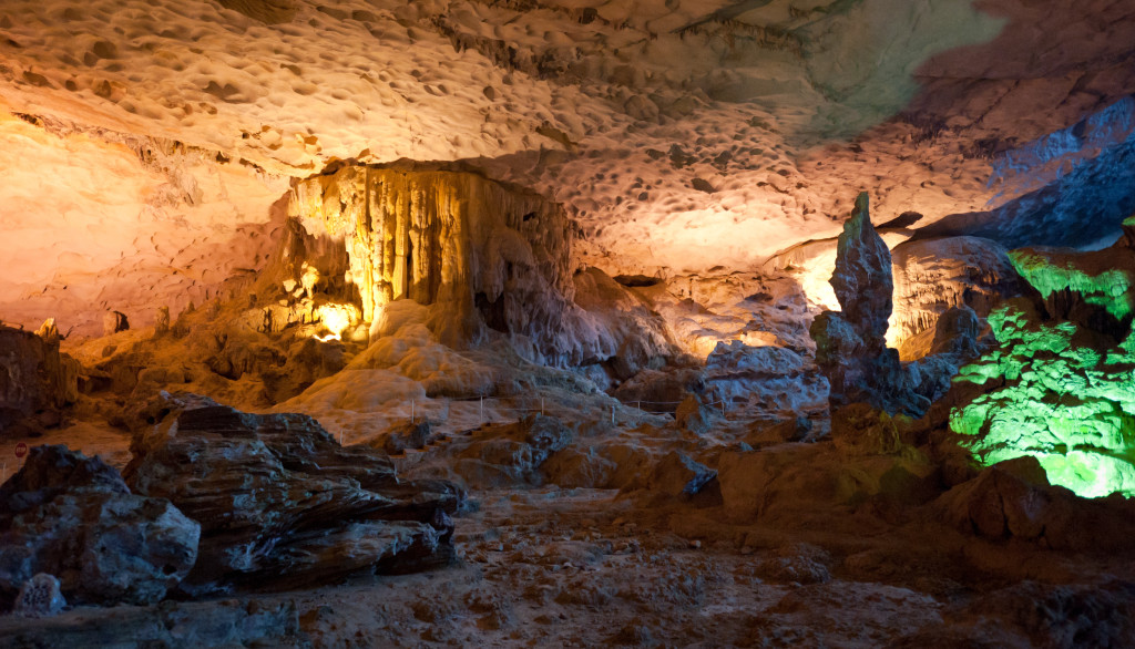 Hang Sung Sot Cave, Halong Bay